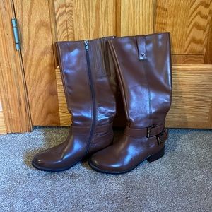 Clarks women’s high shaft size 6 and a half leather boots